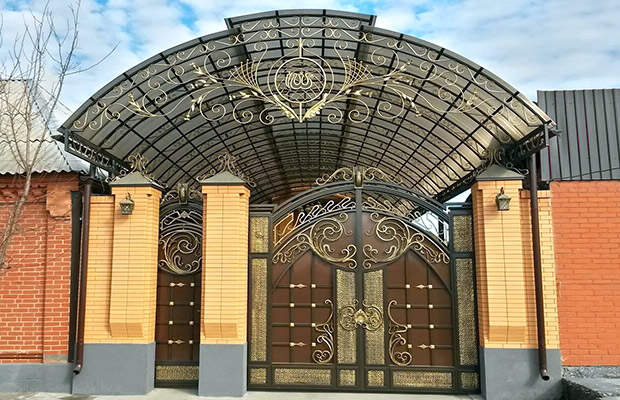 Купить или заказать ворота для дома с навесом - стильные и надежные решения для вашего участка в Краснокаменске от 42346 руб | ВоротМастер-Ксн