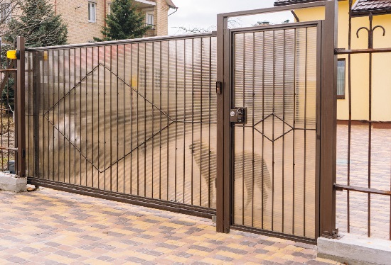 Купить ворота из профлиста с элементами ковки, с металлическими столбами в рамке или под дерево в Краснокаменске от 156255 руб
